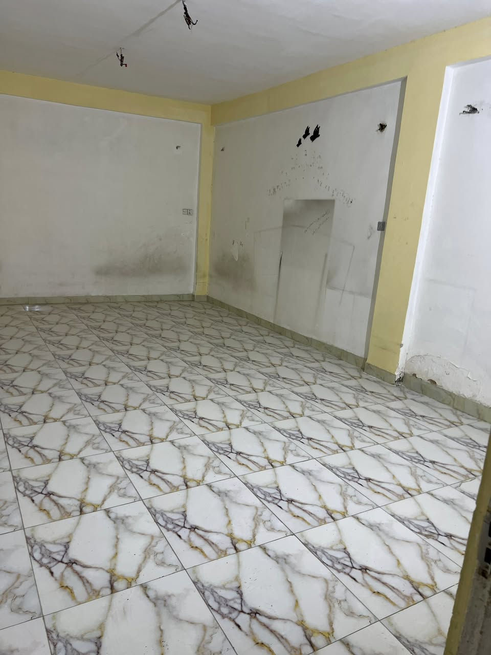 مشتمل ارضي للايجار حي الجزائر غرفة وصالة ومطبخ وجموع صحيات نضيف الماء والكهرباء على صاحب العقار للاستفسار ب٣٠٠ للاستفسار ***********
