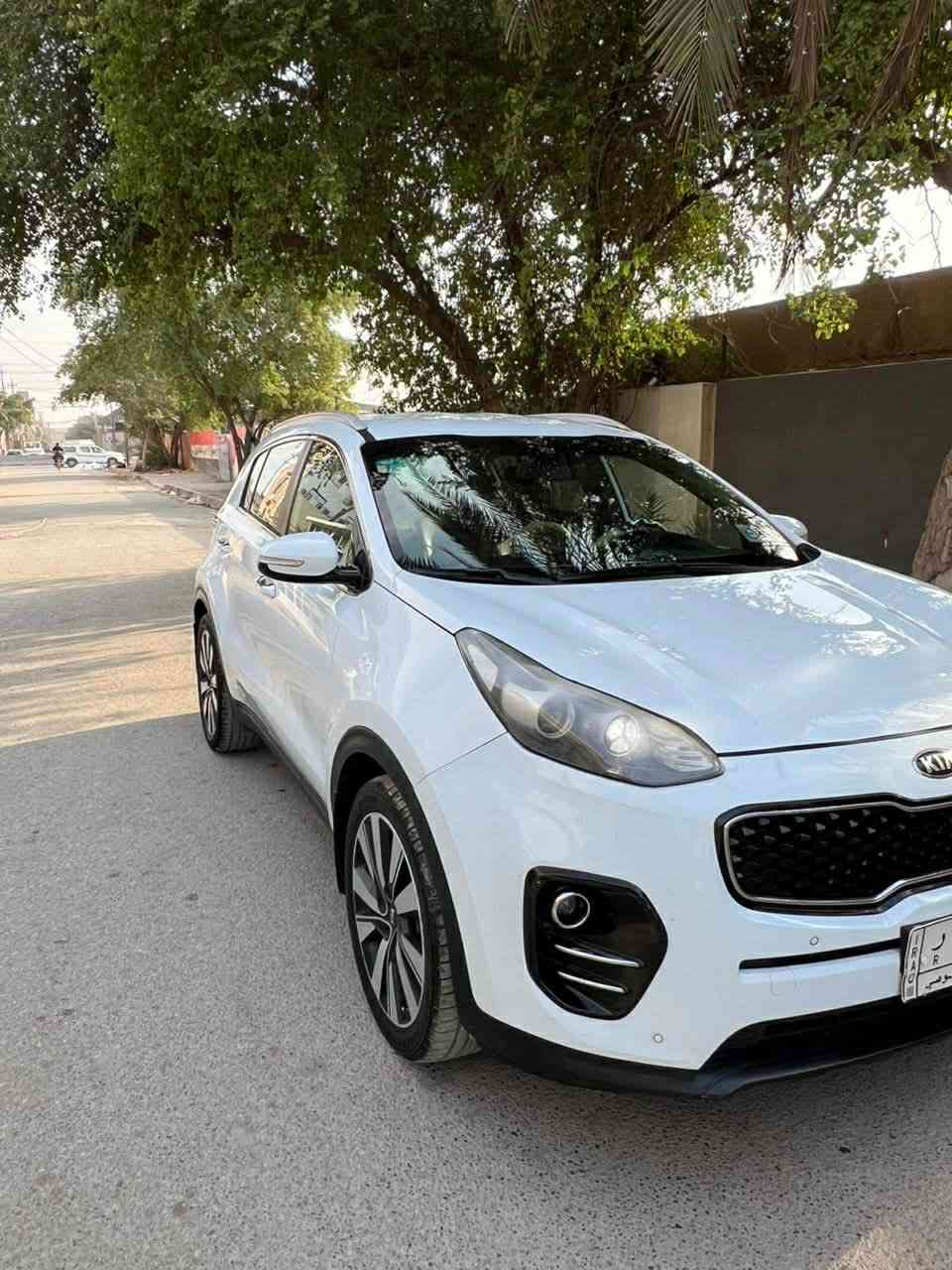 السيارة خليجي مكفولة من الضربة السيارة بيها طخات بالدعامية ممبينه يعني وشبر بالباب الخلفيه عكس اتجاه السايق بارد واقل الشبر هم السيارة مبدللها كازكيت مال شركة مالتها الكوري الاصلي مو ازبست اللي يحطوا بدلتلها الحديد الاصلي مالتها  المكينة خير من الله شغل واطلع وعندي واكعه عليها طلقه عالبنيد مصلحها ممبينه وممخترقة سطحيه ،مري شفط ،تحكم ستيرن ،كامرة ،حساسات امامية وخلفية ***********
