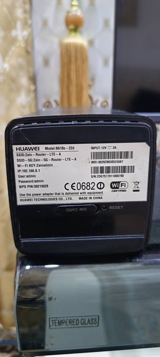 مواصفات راوتر هواوي B618 s
راوتر هواوي
جهاز 4G LTE من الفئة العاشرة/الحادية عشرة (Cat11) يدعم سرعات تحميل تصل إلى 600 ميجابت/ثانية، ويتميز بتغطية WiFi قوية ثنائية النطاق (2.4 و 5 جيجاهرتز) لـ 64 مستخدمًا. يحتوي على منافذ جيجابت إيثرنت، منفذ RJ11 للهاتف، ويدعم تركيب هوائيات خارجية لتعزيز الإشارة.

أهم مواصفات راوتر Huawei B618s-22d/65d:

الشبكة: 4G LTE Cat11 (سرعة تحميل 600 ميجابت/ث، رفع 50 ميجابت/ث).

الواي فاي: يدعم معيار 
 (نطاق مزدوج، سرعة تصل إلى 1300 ميجابت/ث).

عدد المستخدمين: حتى 64 مستخدمًا/جهازًا في نفس الوقت.

المنافذ:

منفذ Gigabit LAN/WAN (10/100/1000 ميجابت/ث).

منفذ Gigabit LAN.

منفذ RJ11 لخدمات الصوت (VoIP/CS).

منفذ USB 2.0.

منفذين لهوائي خارجي (TS-9).

الترددات المدعومة (B618s-65d): LTE FDD 2600/2100/1800/900/850/700(B28) MHz & TDD 2300 MHz.

المميزات الإضافية: إدارة عن بعد، حماية جدار ناري (Firewall)، وتوافق مع تطبيق Huawei SmartHome.
يعد هذا الراوتر خيارًا ممتازًا للمنازل والمكاتب التي تحتاج إلى سرعات عالية وربط عدد كبير من الأجهزة، وهو غير مقفل ويعمل مع مختلف شركات الاتصالات.
السعر 60 الف 
واتس ***********
