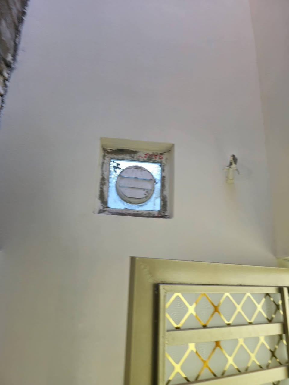 بيت جديد ١٠٠متر هستوه طالع منه الخلفه عسكري كبل خلف شارع السبيس خلف السوق بيت جناي بأسمي مداور ثاني يوم ***********
