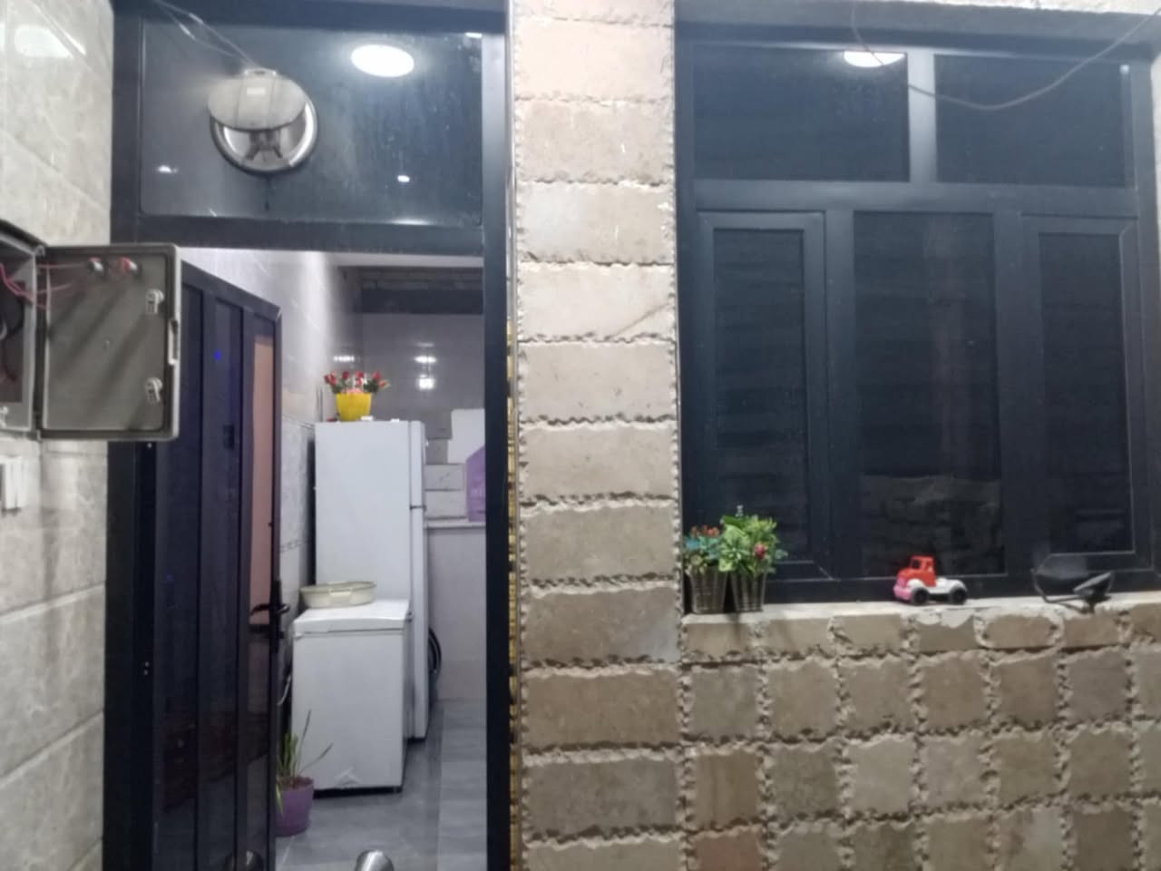 السلام عليكم بيت 80متر طابو صرف بسمي بناء حديث طابق واحد جاهز يتكون من استقبال وحمام ومطبخ  وغرفة نوم والثاني غرفه نوم وخدمات بيتونه وسطح المكان الشرطة الخامسه شارع الصوره مال سيد مزهر نفس قريب من مدرسه الماجدات للتصال ***********
