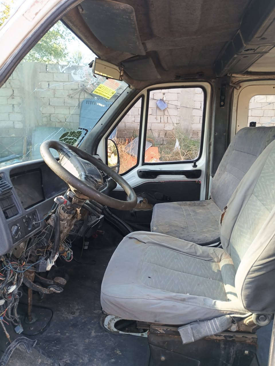 سلام عليكم للبيع سياره بيجو باص فرنسي مكينه بيه كازكيت رقم بصره
***********
