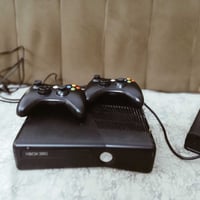 اكس بوكس 360 جديده بالكارتون 100% جوستكات2 شواحن2 بطاريات 2 هاردات 2 م...