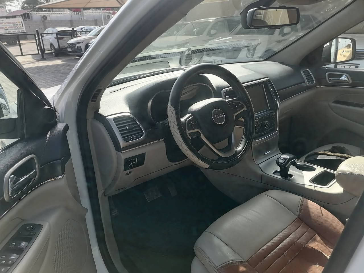 سلام عليكم جيب موديل 2015 خليجيه بيها 3 قطع صبغ الاماميه...بدون دواخل. الشاصي ولا لغود السياره بصمه  فتحه جنطه كهربائيه كشنات جلد.شاشه جبيره كامره دواره تحكمات جهتين. حساس امامي وخلفي. فوول. لون أبيض رقم بغداد انكليزي بسمي .. وبيها بيبان عدد 2 تبديل نفس لون..  سعرها 175 وبيها مجال. مكانها كربلاء رقم موبايل ***********
