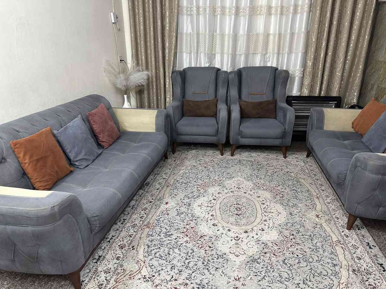 السلام عليكم عندي تخم البيع ٧ مقاعد نضيف كلش التصال على هذا الرقم ***********
