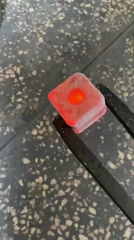 سلام عليكم تم بعون الله وصول فحم طبيعي 10  كيلو بسعار مناسبه جدا كميه مفتوحه تصال ***********
