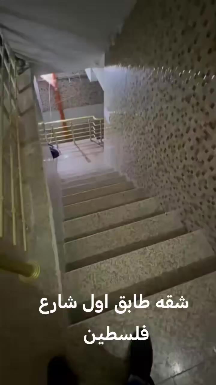 شقة للايجار طابق اول
شارع فلسطين الادريسي 
بناء حديث تحتوي مطبخ وصاله وغرفه نوم وخدمات 
متوفر جميع الخدمات السعر ٥٠٠ وبيه مجال  بسيط
للاستفسار مراسله واتساب او خط ***********
