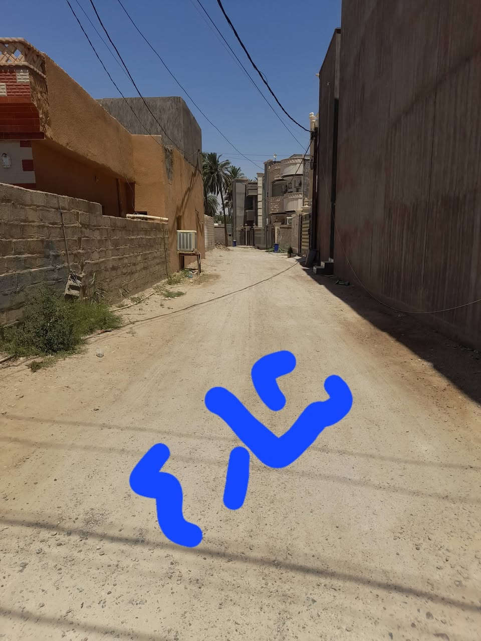 قطعه ارض للبيع مساحتها ١٦٥ متر طول ١٠  متر نزال ١٦ على السده خلف بيت حجي زيد برتوعلى شارع ٧متر للإستفسار الاتصال على رقم ***********

