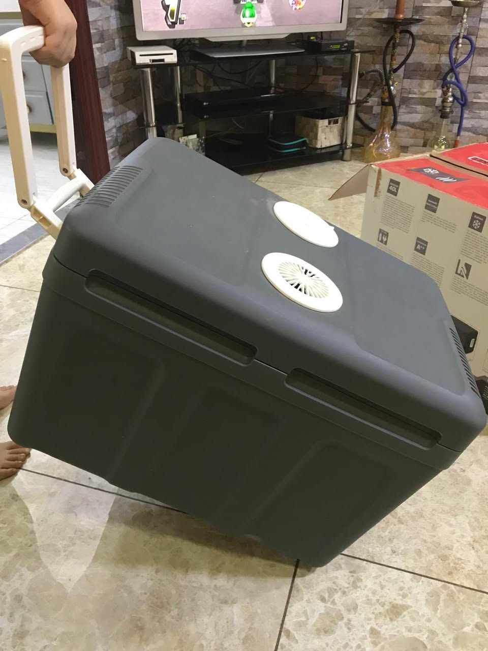 احبائي السلام عليكم
من بعد اذن اصحاب الگروب المحترمون؛
اعرض اليوم للبيع : Cool Box
ثلاجة او صندوق حافظ للحرارة والبروده ويعمل على الكهرباء وعلى بطارية السياره…..
سعة الصندوق 40 لتر .
الثلاجة مصنعة حصراً لالمانيا ( شركة  كرافت باكيت) (Kraftpaket)
وزن الصندوق فارغ: 6,8 كغم
باقي التفاصيل مكتوبه على الباكيت!
يحفظ البارد والجامد ويحفظ الحار 
اقتصادي ومزود بعجلات ويمكن سحبه .
الجهاز مستخدم لسفره واحده من المانيا الى العراق …
السعر  85 الف وقابل للتفاوض 
☎️ ***********
ممكن التوصيل لجميع محافظات العراق….
