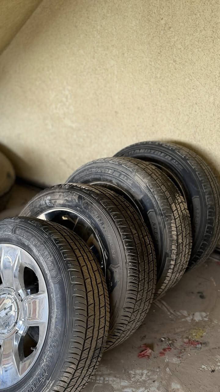 السلام عليكم  للبيع تخم ويل مع تخم تاير برجستون حجم 20 جدد السعر 500 دولار عنوان بصره ***********
