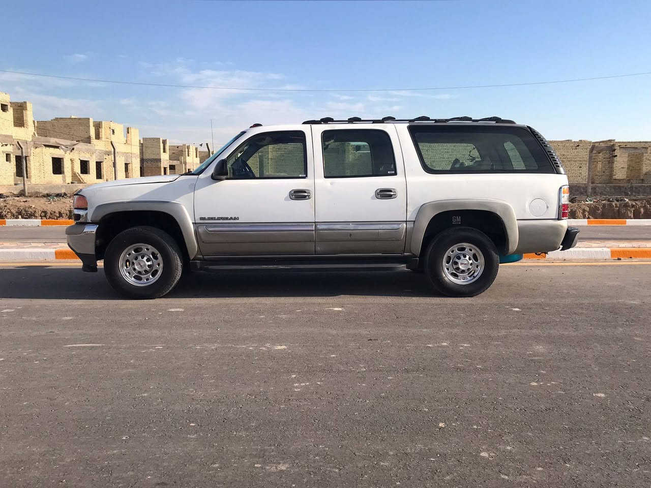 السلام عليكم جمسي  فحل 2003 سيارة جديدة وجاهزة محرك 8100 كير 1000 تخم تاير تلوب ياباني تبريد ثلج حدادية حلوة غرفة حلوة رقم بغداد سنوية منتهية 2022 أجرة
السيارة بيع او مراوس حسب القناعه متواجد على الخاص   رقم الهاتف ***********       ***********
