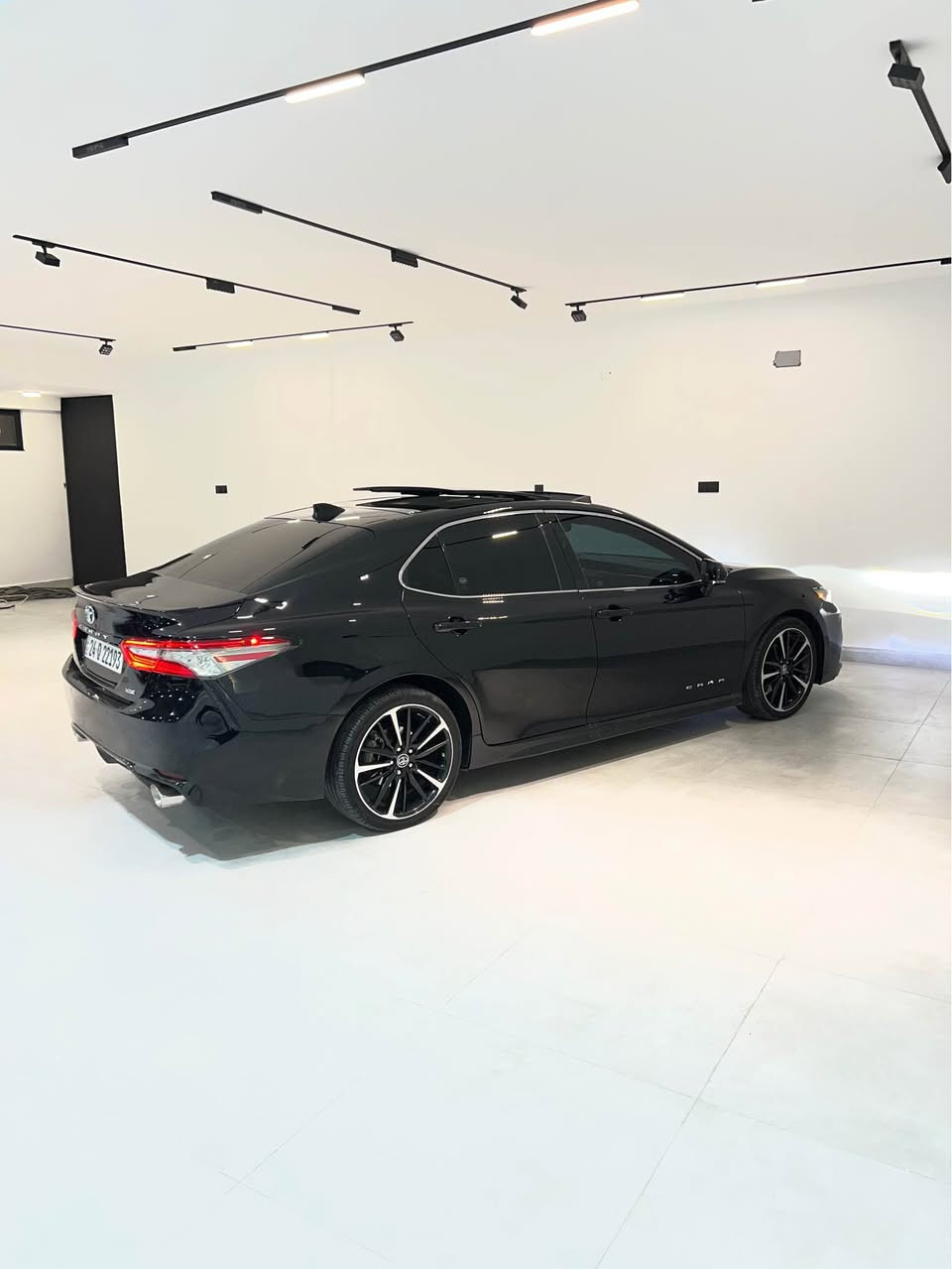 كامري Xse فول فول 
ماكينه 2.5 لتر v4 
موديل 2018 
ره نگ ره ش
داتاشو
بينج كاميره 
سه ماعه jbl 
بانوراما 
كوشن كاره باهي 
كوشن هيتر 
كه له ك مواسفاتين دي تيدانه 
سوبخ دوو قتعه و قتعه ك به غه 
به س بي داخلي و به رشوت 
زمارا ته له فوني *********** دهوك, العراق
