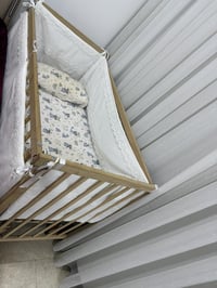 غراض طفل استعمال قليل للبيع كلهن ب150 الف قفل سرير خشب زان يكفي لحد عم...