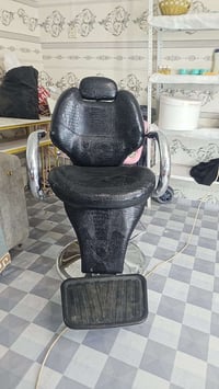 كرسي حلاق • للبيع