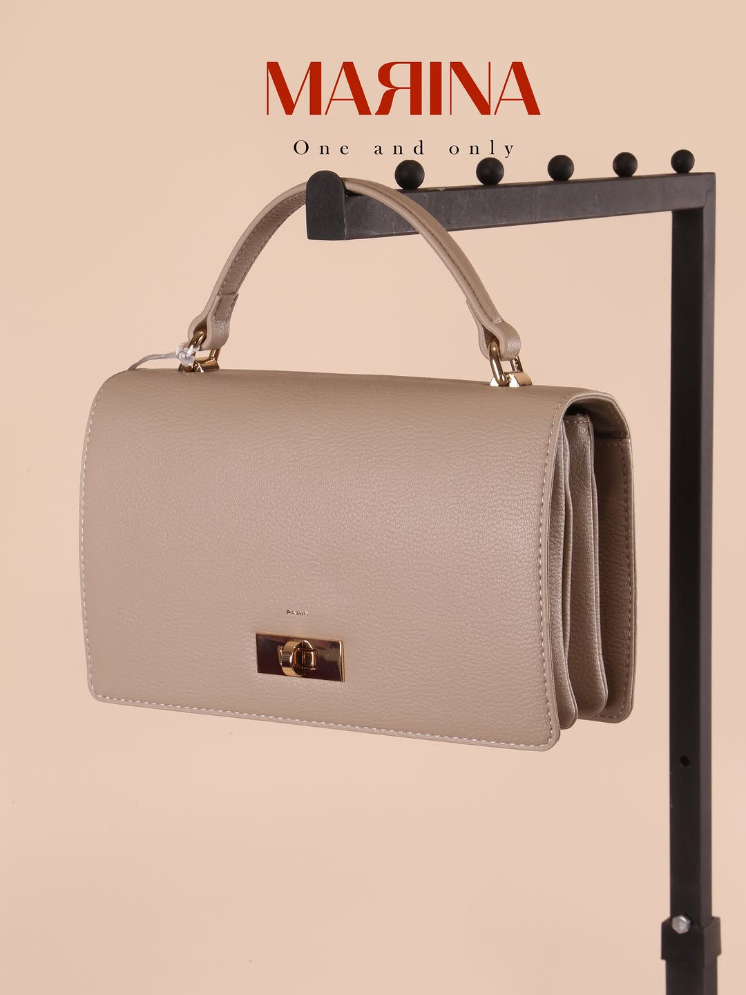 MARINA..
توفر لكِ كولكشن من الحقائب 👜
 مصممه بأحدث الدزاينات ذات الكوالتي العالي 
قياسات الحقيبة 📏
ارتفاع16CM
عرض26CM
✨ القطع مضمونه وقابلة للتبديل إذا كان بها خلل مصنعي
متوفر توصيل بغداد وجميع المحافظات 
كلفة التوصيل 5000 
يمكنكم التواصل عن طريق  الرقم الخاص بالشركه :-7712
اختاري أناقتك من مارينا🌹⁩⁩⁩


**إذا كنت صاحب هذا الإعلان وتريد حذفه لأي سبب، رجاءا أرسل رسالة إلى الدعم الفني**