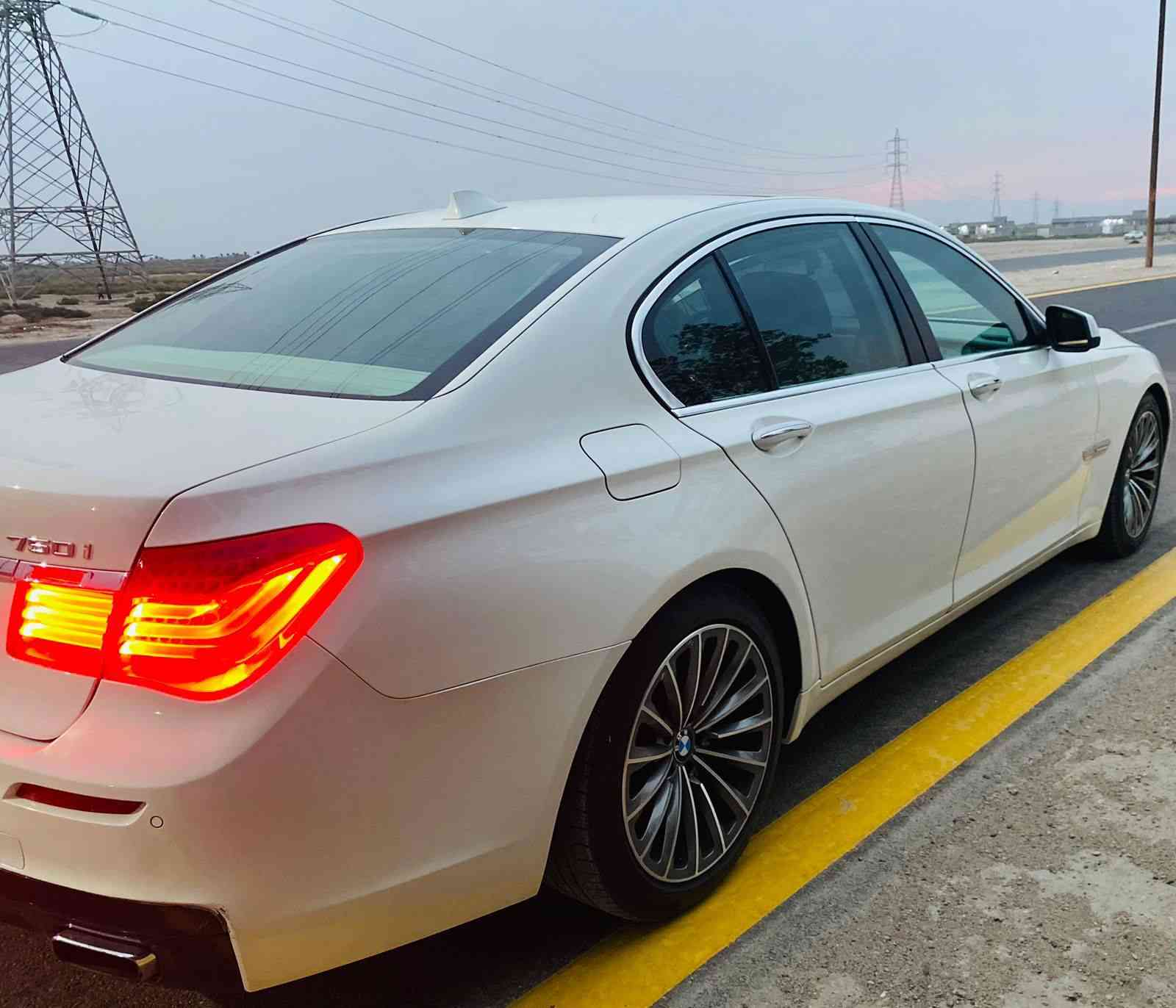 🚗 للبيع | BMW 750i موديل 2009 (الفئة السابعة) ادوات وبيه حجز مرور
✨ المواصفات الكاملة:

اللون: أبيض ملكي 🤍

الداخلية: جلد بيج فاخر ✨

محرك V8 سعة 4.4 لتر توين تيربو 🔥

قوة تقريباً 400 حصان 💪

جير أوتوماتيك 6 سرعات مع تبديل يدوي

دفع خلفي (Rear Wheel Drive)

🌟 التجهيزات:

فل أوبشن (أعلى فئة)

فتحة سقف بانوراما

تشغيل بصمة + ستارت/ستوب

شاشة وسطية كبيرة (iDrive)

نظام ملاحة (Navigation)

كاميرا خلفية + حساسات أمامي وخلفي

نظام صف ذاتي (Auto Park)

كراسي جلد كهرباء بالكامل

ذاكرة مقاعد (Memory)

تبريد وتدفئة مقاعد ❄️🔥

تدفئة دركسون

ستارة خلفية كهرباء + ستائر جانبية

نظام صوتي احترافي عالي النقاء 🎶

4 زون (تحكم منفصل بالتبريد لكل راكب)

إضاءة داخلية محيطية فخمة

🛡️ الأمان:

ABS مانع انزلاق

ESP نظام ثبات

Airbags أمامي وجانبي وستاري

نظام تحذير مغادرة المسار

كروز كنترول

📍 الحالة:

استخدام شخصي

جاهزة للاستخدام

💰 السعر: 100 ورقة 

📞 للتواصل خاص أو اتصال ***********

#BMW #750i #للبيع #سيارات_العراق #بغداد #فخامة
