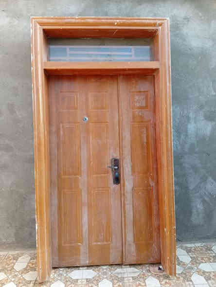 السلام عليكم 
باب خشب تفصال اصلي 
جرجوبه مالنه المنيوم 
باب كلش مرتب ونضيف 
مكاني ناصريه حي جوادين 
السعر (175) اوبيه مجال 
رقم الهاتف بيه واتساب 
‏‪0786 033 9770‬‏
