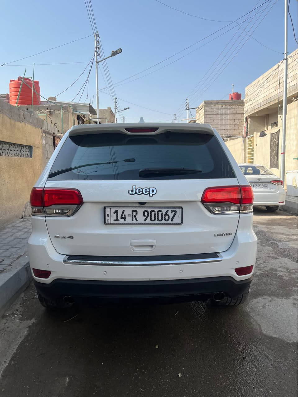 السلام عليكم 
جيب جراند شيروكي 
محرك v6 
مديل 2019 فول موصفات خليجي ليميتد معروفه موصفات الجيب 
سياره كفاله واستخدام شخصي 
ماشية 128 الف 
رقم جديد وسنويه جديده 
وحداديه وتخم تاير جدد السياره تجي وشوف بعينك احلى من الصور 
العنوان البصرة 5 ميل 
السعر 270$ 
للاستفسار 
*********** البصرة, العراق
