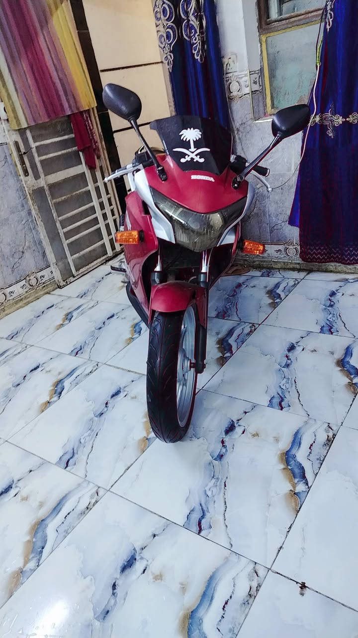 هوندا سي بي آر 250 آر (Honda CBR250R). 
المحرك والأداء

 سعة المحرك: 249.6 سي سي (سي سي) - سلندر واحد (أحادية الأسطوانة)، 4 صمامات.

 نوع التبريد: تبريد سائل (راديتر).

 القوة الحصانية: حوالي 26 حصان عند 8,500 دورة في الدقيقة.

 عزم الدوران: 23.8 نيوتن متر عند 7,000 دورة في الدقيقة.

 نظام الوقود: حقن إلكتروني (PGM-FI)

(الكير): 6 سرعات.

السرعه 120 

سعرها 15$$$ 

***********

وبيها مجال

 مراوس حسب القناعه

— في ‏‏بغداد‏‏.
