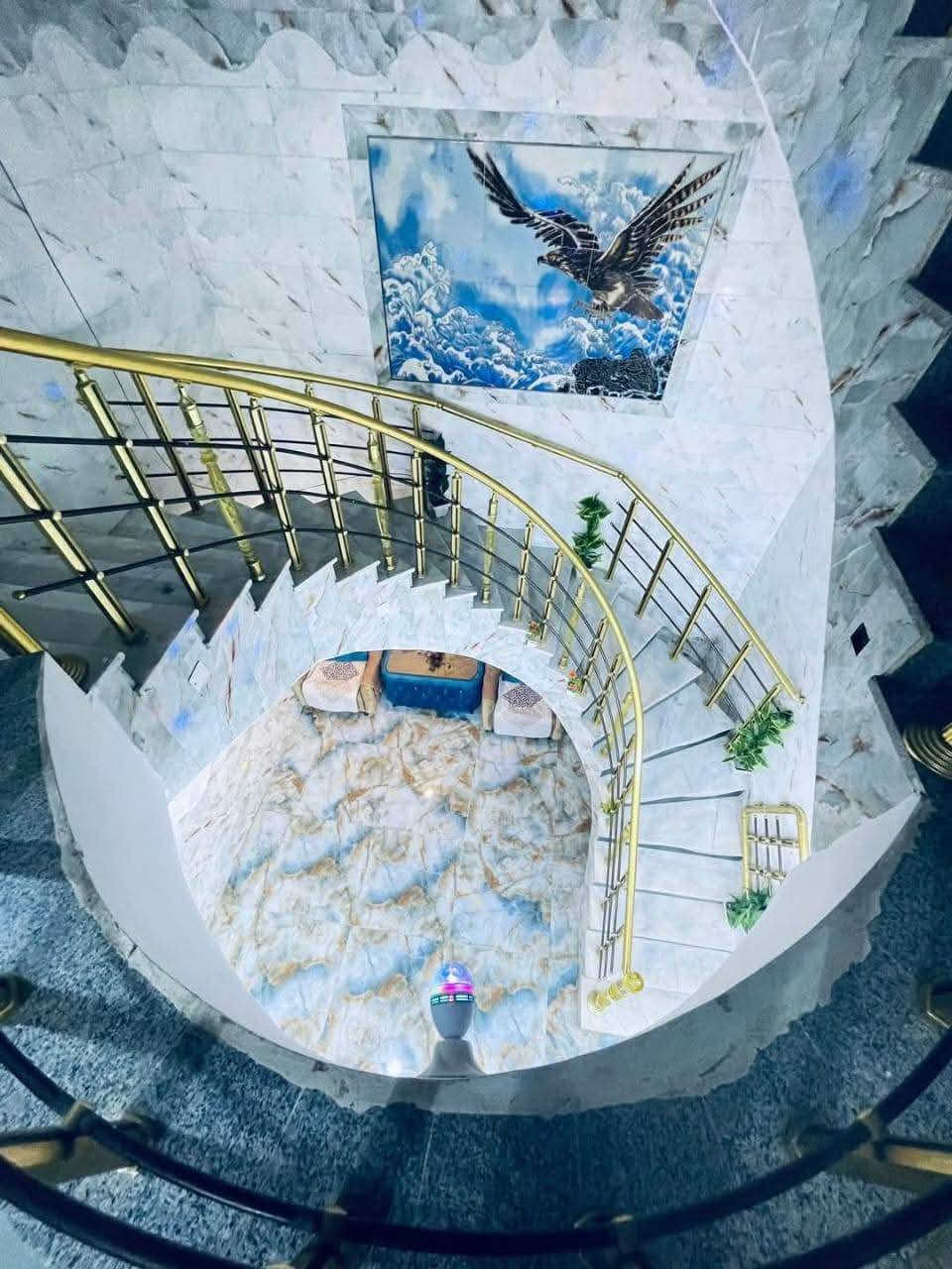 بيت للبيع مكان الحكم فرع صيدليه زمزم
طابقين الاول غرفه وصاله واستقبال وصحيات 
طابق الثاني 3اغرف وصاله وصحيات داخليه وخارجيه بناء حديث 
مساحه 145متر 
رقم واتساب ***********
