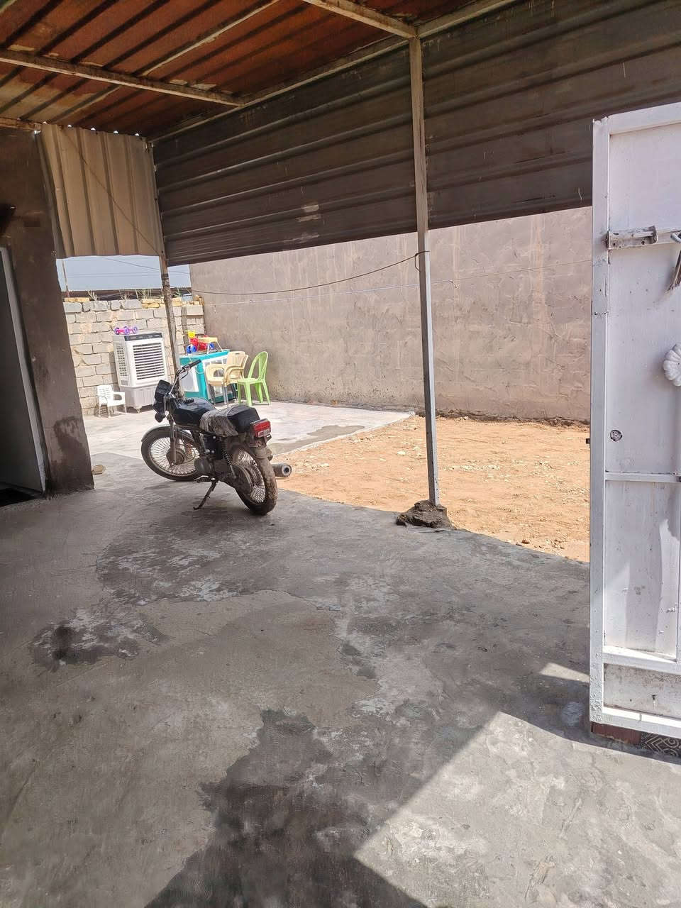 سلام عليكم بيت للبيع مساحه كلش جبيره صب كونكريت جاهز لآخر حبايه يبعد عن لشارع ٥٠ متر حله شارع ثمانين مال كربله سعر ١١ مليون رقمي ***********
