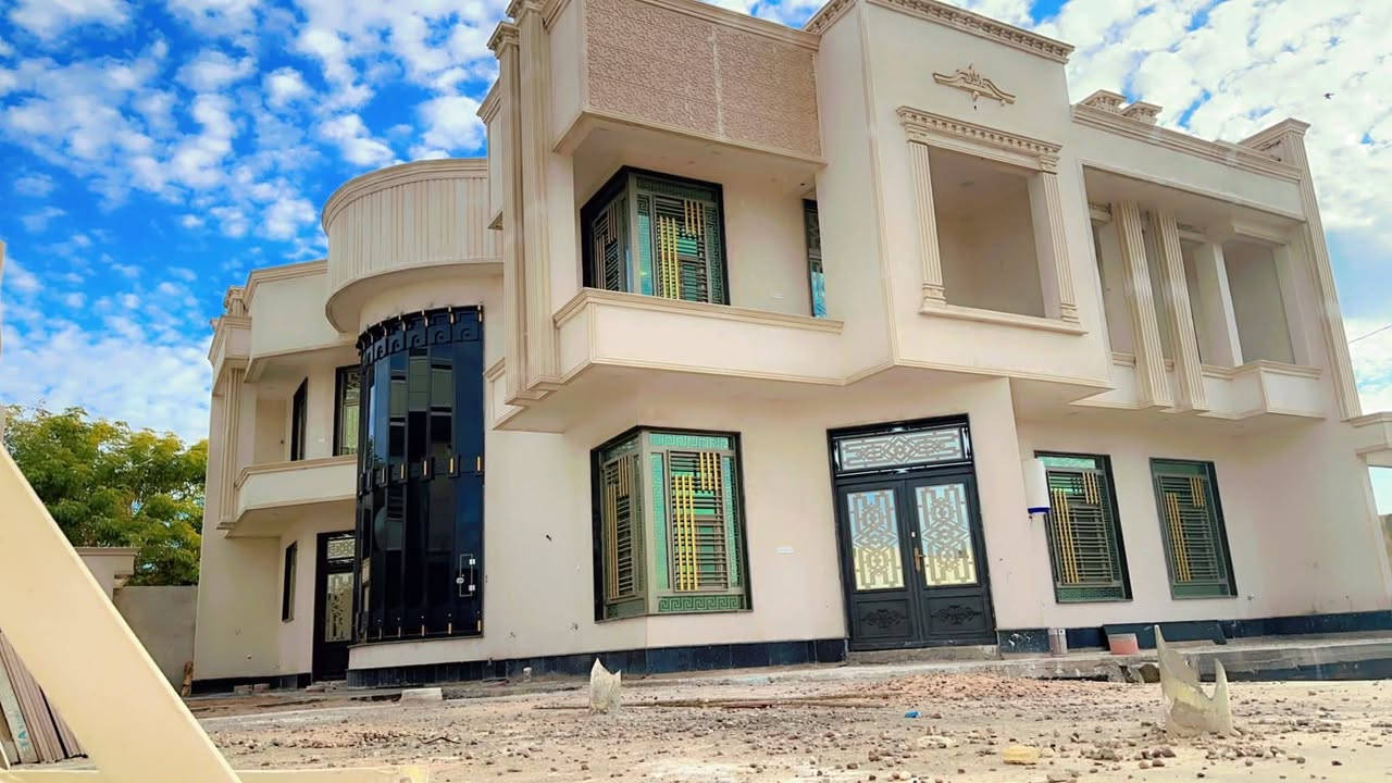 بسم الله الرحمن الرحيم 

#فيلا_للبيع

في محافظة الانبار ( قضاء الحبانية -ناحيه الحبانيه )
بناء حديث 2025  

شغل درجه أولى بناء  طابوق احمر أشور مفحوص مختبر 
البيت كله اربع جهات لبخ +طلس ماده كلكيم الأصلي + فوم تركي 
إطار الشبابيك مرمر إيطالي 
شبابيك المنيوم سلايد تركي دبل جام سكيورتي + حمايه خارجيه 
الارضيه بورسلين شركه ايتاكا  + الدرج مرمر 

الطابق الأرضي جبس بورك ملكي 
السطح الأول والثاني ماده سعودي گول روف  ثلاث طبقات بضمان 10 سنوات 
الماء نضام بوستر اوتماتيك مواد الماء والمجاري مصري الأمل الشريف درجه أولى 
نظام كامرات خارجي 
نظام غاز خارجي 
البيت جاهز للسكن 

المساحة : 1000 م
الواجهة : 24  م
النزال : 41 م
الشارع : 8  م  خاص بلبيت 

طابقين 
مكون الطابق الأرضي من
استقبال 
كندور 
هول 
صاله كبيره
غرفتين نوم كبار 
مجمع صحيات حمام + تواليت شرقي وغربي 
مطبخ 

والطابق الأول 
ثلاث غرف نوم كبار 
واحده سويت 
صاله كبيره 
مجمع صحيات حمام + تواليت شرقي وغربي

مجمع صحيات خارجيه رجاليه حمام +(تواليت شرقي وغربي )+ تواليت نسائيه 
وكراج كبير جدا
وحديقة كبيره جدا
مكان مطبخ خارجي 
مكان حديقه عائليه 
مساحه تشجير جانبيه 
مكان جلسه خارجيه رجاليه 

للاستفسار : خاص 

للاتصال : ***********. يوجد واتساب نفس الرقم
