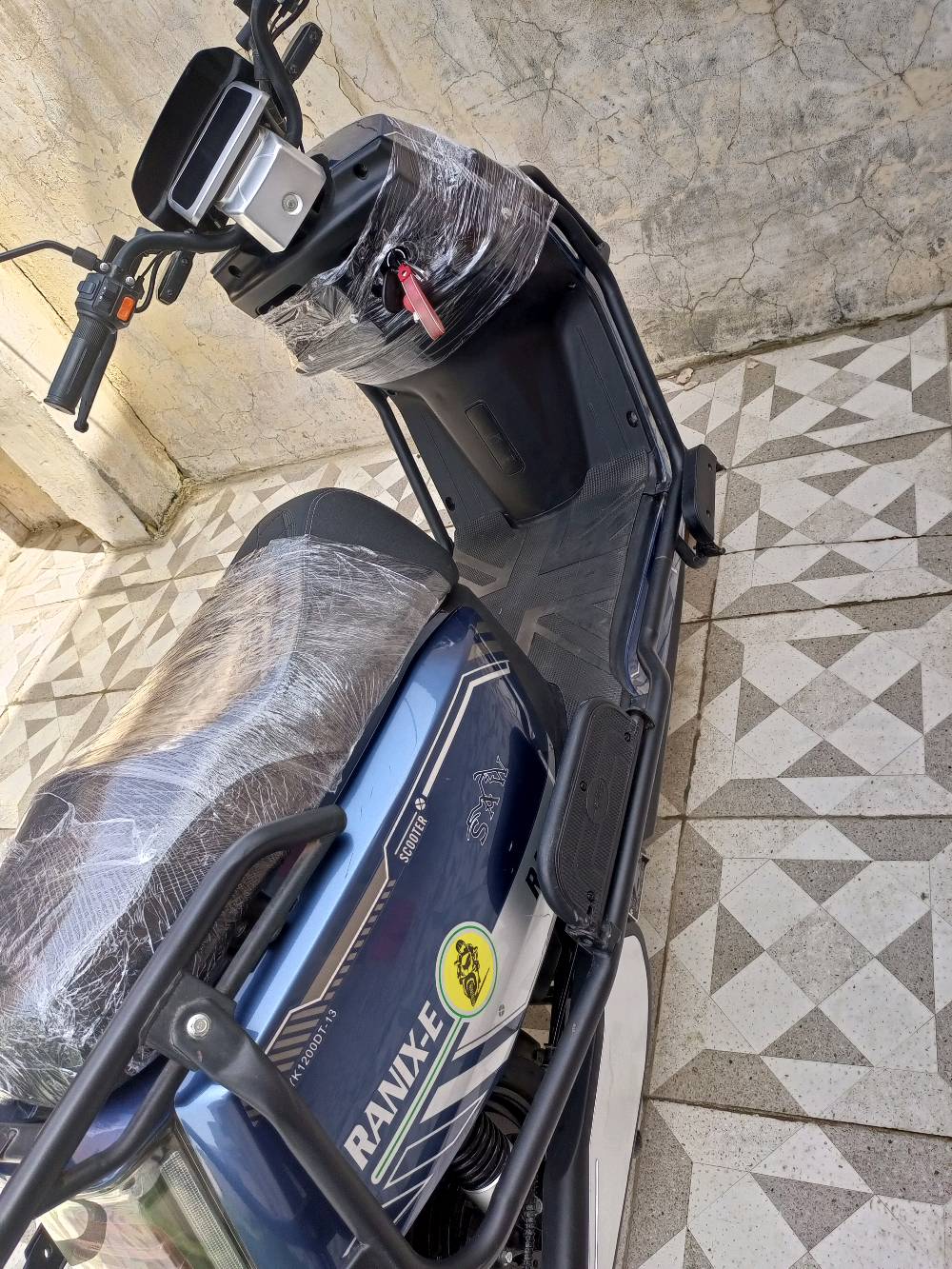 دراجة كهربائية جديدة من نوع RANIX E، مميزة بلونها الأزرق الجذاب وتصميمها العصري. الدواسات مريحة وجاهزة للاستخدام الفوري. مناسبة للتنقل السريع في المدينة وتتميز بسهولة الاستخدام والصيانة.