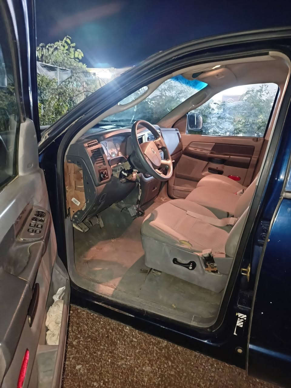 السلام عليكم دوج رام كلاسيك 2007 السياره لحد الان ماشيه 37 فقط ماكينه 8 سلندر سياره سياره مال جنيه سياره كانت متروكه اجمل سياره داخله دخول رسمي السياره اوراقه كامله من الفيس مكان الرمادي الاستفسار 
 ***********
