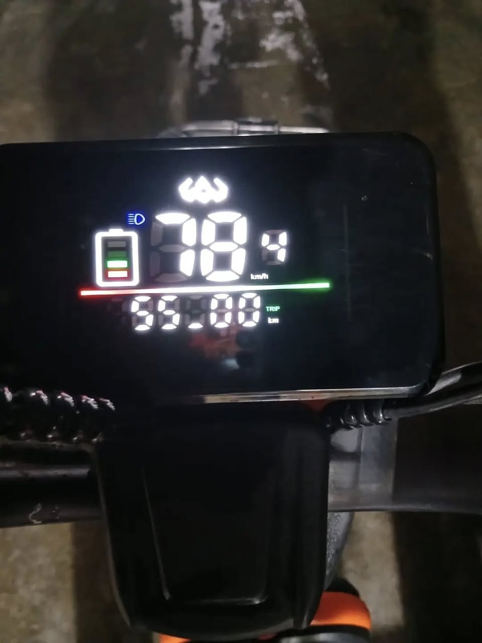 دراجه شحن للبيع موديل 2024 النوعيه ولي مختوم المواصفات 1: الدراجه أربعه سرع السرعه القصوى 78 
2: الدراجه تحتوي على ثنين سويجات 
3: اشاير يمين يسار شغاله 
4: لايت شغال 
5: هورن شغال 
6: خمس بطاريات نضيفه وجديدات 
7: أربع دبلات كبار 
8: الدراجه حجم 20 
9: الدراجه نضيفه كلش وما بيها أي عيب او عطل فقط الجاملغ الخلفي مكسور 
العنوان الشعب حي التجار 
رقم الهاتف : ***********
