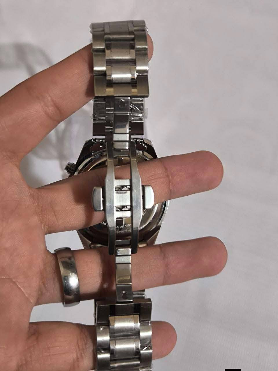 ساعة من ماركة ستزن Stizen  ايكو درايف وارد اوربي DHL
تحفة فنية 
مكينة كوارتز (جميع السناتر شغالة)
مينة ابيض فول لامينوس ارقام واميال  مزوده بمنفذ تاريخ 
نظام الشحن عبر الضوء 
رنك دوار 
سير ستانلس ستيل جودة عاليه 
ساعة وزن ثقيل جدا

السعر :-35 الف ع اول تم 
للحجز والاستفسار مراسلة ***********
