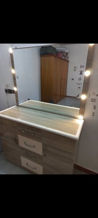 ميز مراية • صاج • غرفة نوم