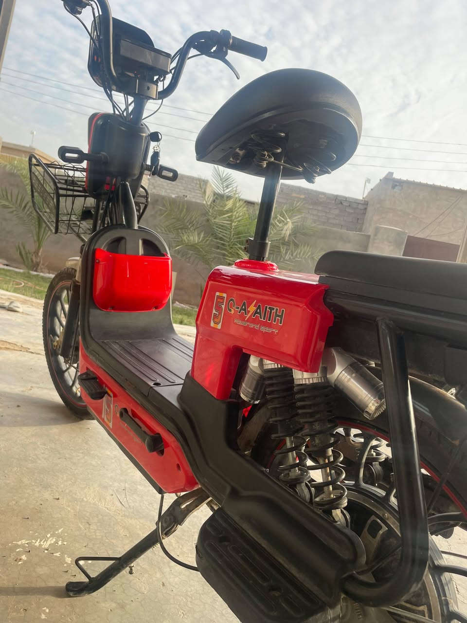 #متاح
دراجه شحن موديل 2024 نضيفه اخت الجديده بطاريات جدد قبل شهر بدلتهن 5 بطاريات النوعيه الاصليه عقل جديد الاصلي دراجه ما تصرف عليها ربع السعر 325 وبيها مجال حگ الجيه 

*********** الشراي يتصل.  المكان بغداد التاجي مقابل منشأة نصر العامه
