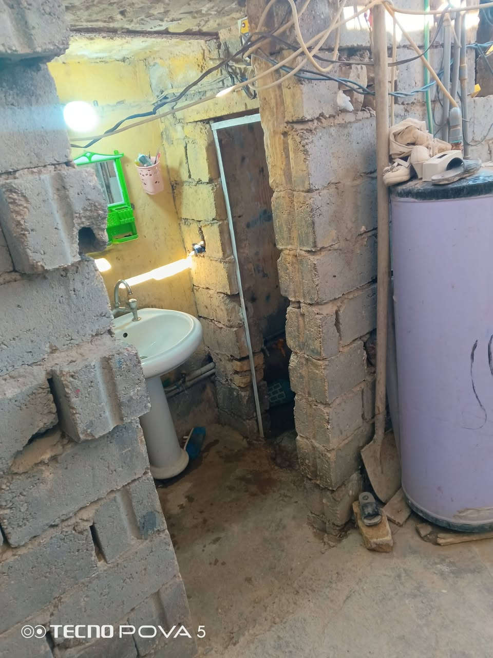 للبيع بيت صلاح زراعي مو تجيني دكلي تجاوز صلاح زراعي حته بي ورقه من قي المقام يحتوي عله غرفتين اوهول ناقصه لبخ اوخانتين تكملهن مثل ماموضح بل صور اوحمام اوتواليت اوستقبال المكان حله شارع 80 مقابيل مخبز مهند بنهايت البزل بنهايت البزل السعر 7اوبي مجال قليل *********** تصل ع رقم او بي وتساب
