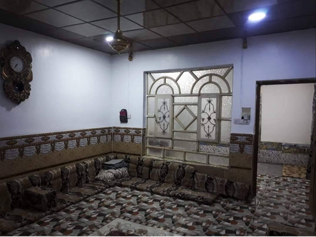 يوجد بيت🏘 ليجار  مساحه 215 شارع المطار شارع علكم 
يتكون من 🚪غرفتين 🚪   🚪وستقبال  وهول جبير ومطبخ  🍝 2ومكشوفتين 
🛁ومغاسل 🚽  ) ويتكون من سراميك ومرمر وسقوف ثانويه 
*********** ) يجاره 250
