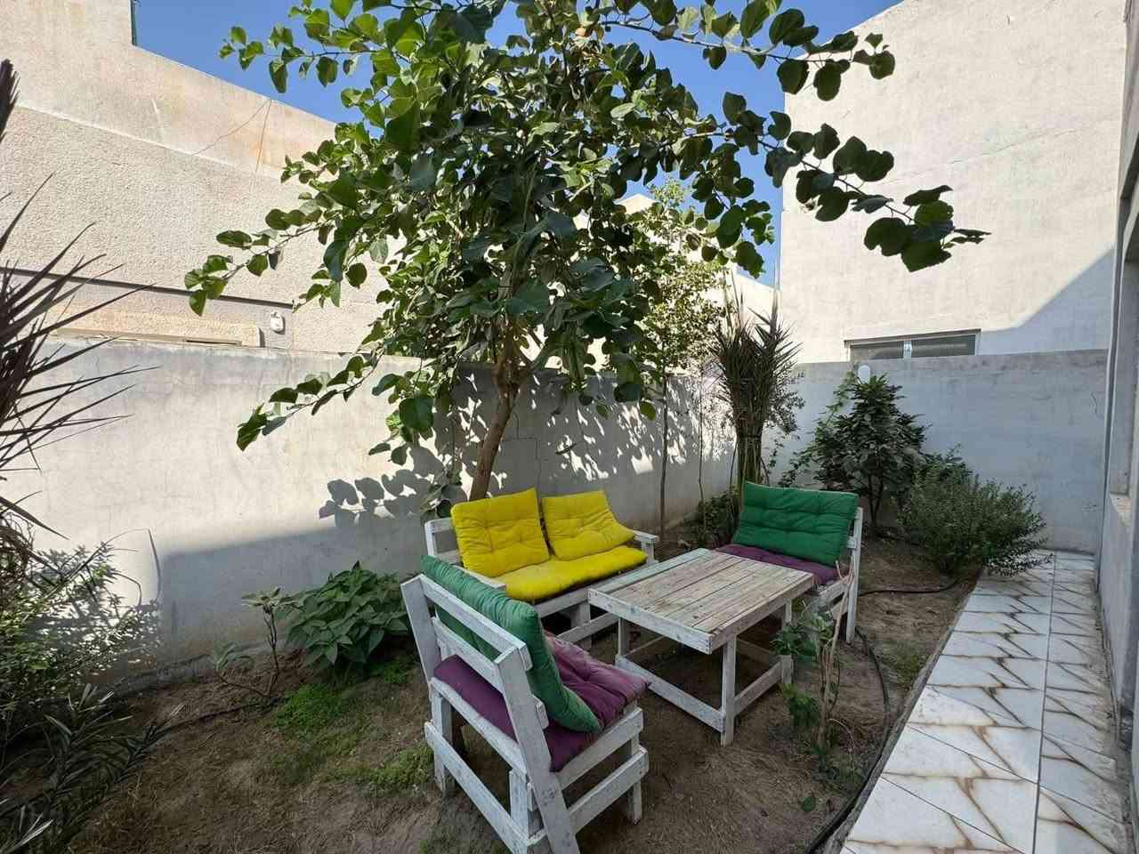 السلام عليكم بيت للبيع مساحه 200متر مجمع السلام السكني طابقين السعر 115وبي مجال بصيط وباقي للمصرف 70 اقصاد  شهري بدون كفيل مكتب إبداع ألاسود للوساطة العقارية التواصل واتساب ***********
