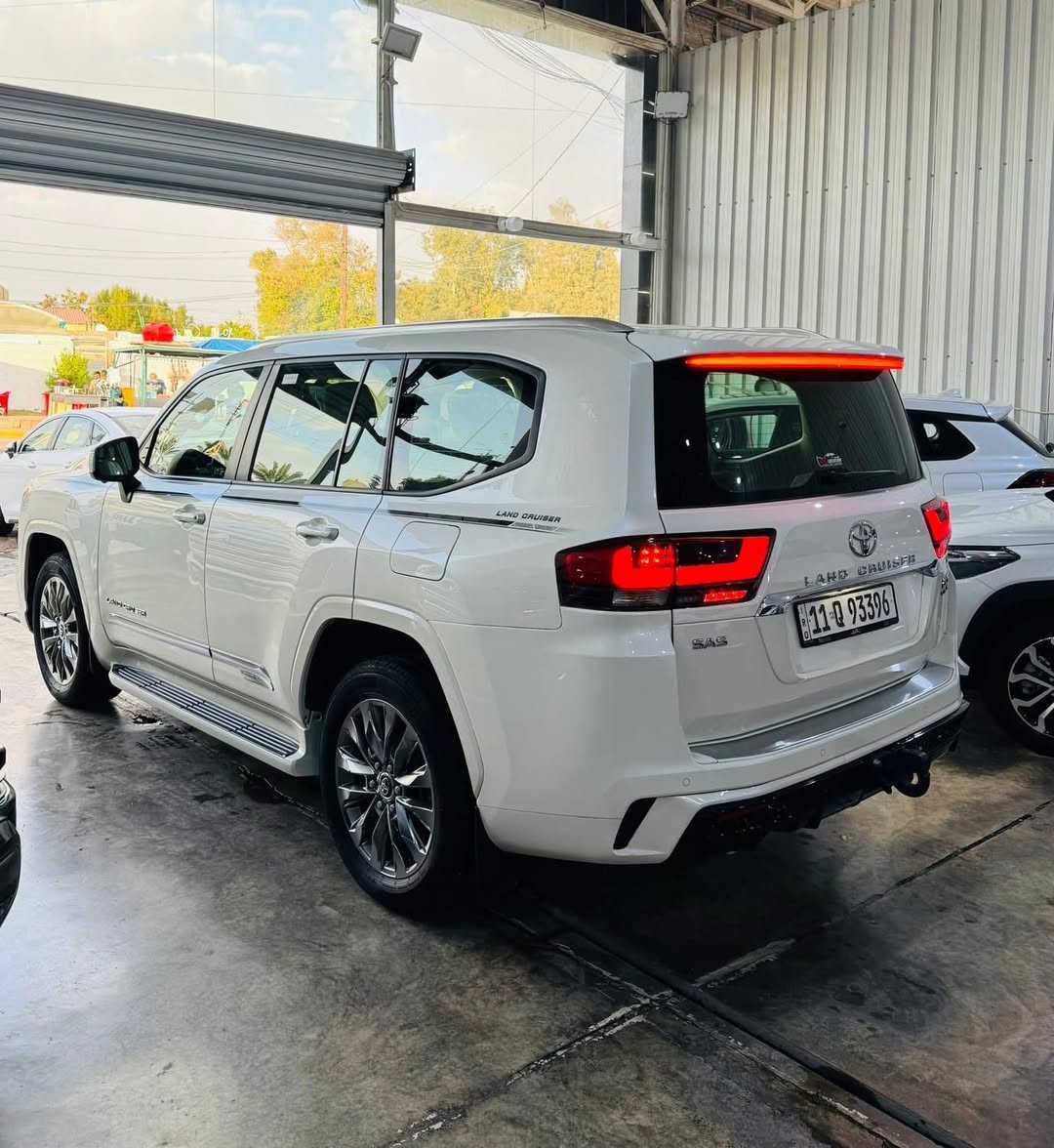 {. 🧿♥️مجموعه الملك للتجاره السيارات.♥️🧿. }
           
🔥🌙✨ عروض شهر رمضان المبارك 🌙✨

🚘 تويوتا لاندكروزر 2024 GXR Limited
📅 موديل: 2024
📍 الممشى: 17,000 كم

          (!🔥 القوة والفخامة بلمسة واحدة🔥!)

▪️ محرك V6 سعة 4.0 لتر تنفس طبيعي 
▪️ ناقل حركة أوتوماتيكي
▪️ دفع رباعي (4WD)

🔹 التجهيزات الخارجية
▪️ مصابيح أمامية LED
▪️ جنوط ألمنيوم
▪️ حساسات أمامية وخلفية
▪️ كاميرا خلفية

🔹 التجهيزات الداخلية
▪️ مقاعد مريحة ( جلد)
▪️ شاشة لمس للنظام الترفيهي
▪️ مكيف أوتوماتيك
▪️ تشغيل بصمة + زر تشغيل

🔹 أنظمة الأمان
▪️ وسائد هوائية
▪️ نظام الثبات الإلكتروني
▪️ ABS + مانع انزلاق
▪️ مراقبة ضغط الإطارات

━━━━━━━━━━━━━━━━━━━
📍 العنوان: بغداد – الكريعات – نهاية شارع المعارض

📞 للاستفسار:  *********** ☎️

📩 احجز الآن واستفد من عروض رمضان الحصرية 🔥
