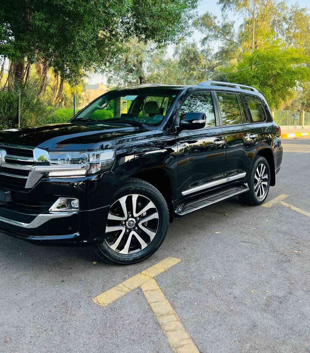 للون: أسودللبيع | تويوتا لاند كروزر GXR موديل 2019 🚘
اللون: أسود�الداخلي: بيج�المحرك: 4000 �قطعه مسافه : 42000كم فقط 
✅ السيارة بحالة الوكالة بالكامل، نظيفة جدًا، جاهزة للفحص بأي مكان بأسمي شخصيا 
🔹 المواصفات:�✔️ دفع رباعي (4WD)�✔️ كير أوتوماتيك�✔️ كراسي كهربائية�✔️ شاشات ترفيه للمقاعد الخلفية�✔️ ثلاجة وسطية�✔️ تشغيل بصمة ودخول ذكي�✔️ شاشة معلومات وترفيه�✔️ كاميرا خلفية�✔️ حساسات اصطفاف�✔️ مثبت سرعة�✔️ مكيف أوتوماتيك متعدد المناطق�✔️ مقود متعدد الوظائف�✔️ بلوتوث�✔️ مرايا كهربائية قابلة للطي�✔️ جنوط ألمنيوم�✔️ عتبات جانبية�✔️ دبل ثقيل وخفيف�✔️ قفل دفرنس وسطي�✔️ نظام التحكم بالجر (A-TRAC)�✔️ نظام المساعدة على صعود المرتفعات ونزول المنحدرات�✔️ وسائد هوائية وأنظمة أمان متقدمة�
السعر 490 ورقة
‎للاستفسار : ***********
