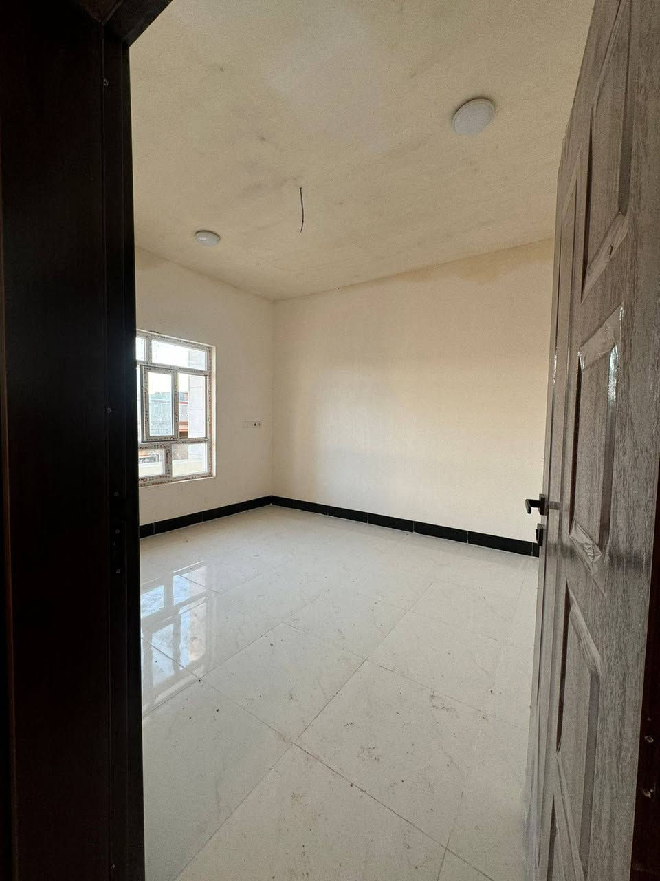 #دار للبيع بناء جديد زيرو
العنوان : تكريت حي القادسية 
قطعة 500 قرب مدرسة الميسلون للبنات   
#المساحة 10☆10=100متر 
يحتوي على 3 غرف نوم واستقبال
 ومطبخ  سيراميك وصحيات داخل وخارج 
#السعر المطلوب《 95مليون  》قابل للتفاوض 
#للاستفسار الاتصال على الارقام التالية
***********
***********
#مكتب دجلة للعقار ....
