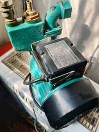 مضخة ماء كهربائية بحالة جيدة، تمتاز بكفاءة عالية في الضخ وقوة التحمل. ...