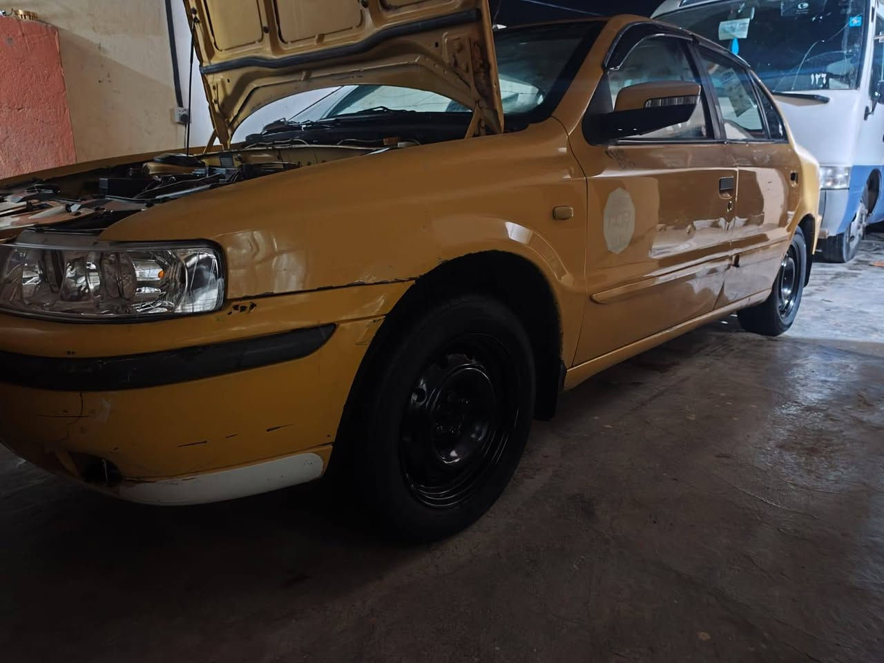 السلام  عليكم سمند 2011
رقم بغداد بسمنه تحويل مباشر 
مكينه بلاد كير بلاد سياره بيه مكينه وكير جدد قبل فتره بدلتهن 
كهربائيات شغاله من دعاميه ل دعاميه 
بدون ضربه وصبغ سياره جديده مال بيت مامتعوبه مدوشمه كاعيه وكشنات سياره جاهزه مابيه اي نقص 
مكانه ديالى المقداديه لاستفسار *********** السعر 29 وبيها مجال ترهم بيع ومراوس
