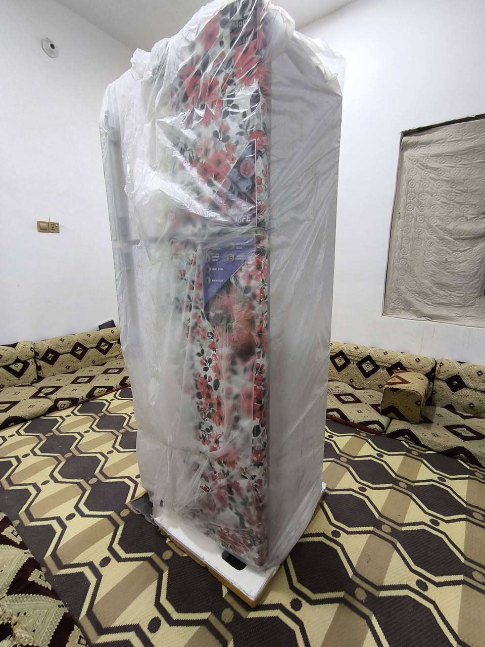 السلام عليكم ثلاجه لبيع بعده زيرو ما مشتغله ابدد شوف كدامك الي بل صوره بل كرتون  سعره 550وبيه مجال لطيبين الشراي يتصل ***********
