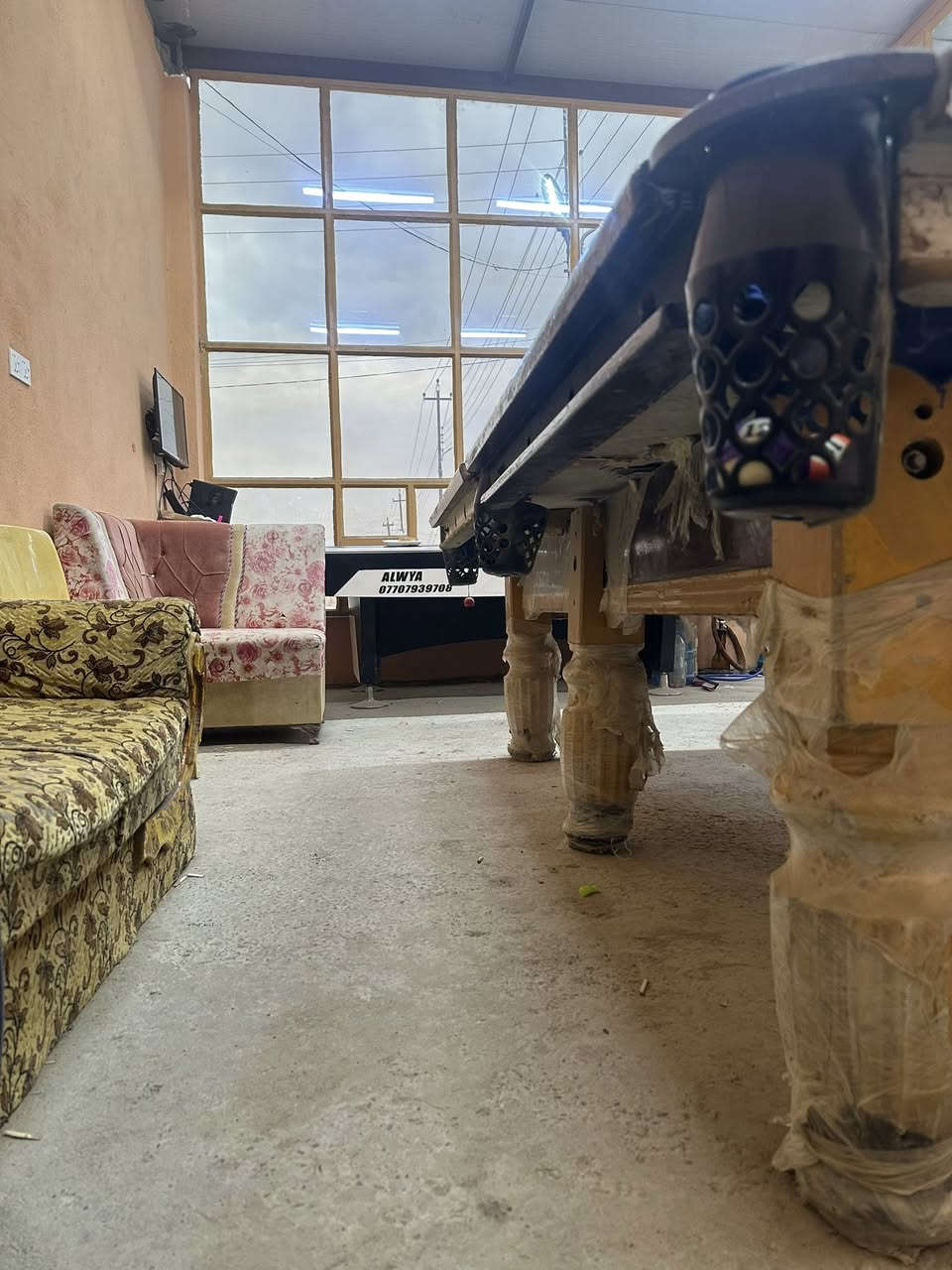 ميز البيع عراقي سعره ٢٠٠ وبي مجال ***********
