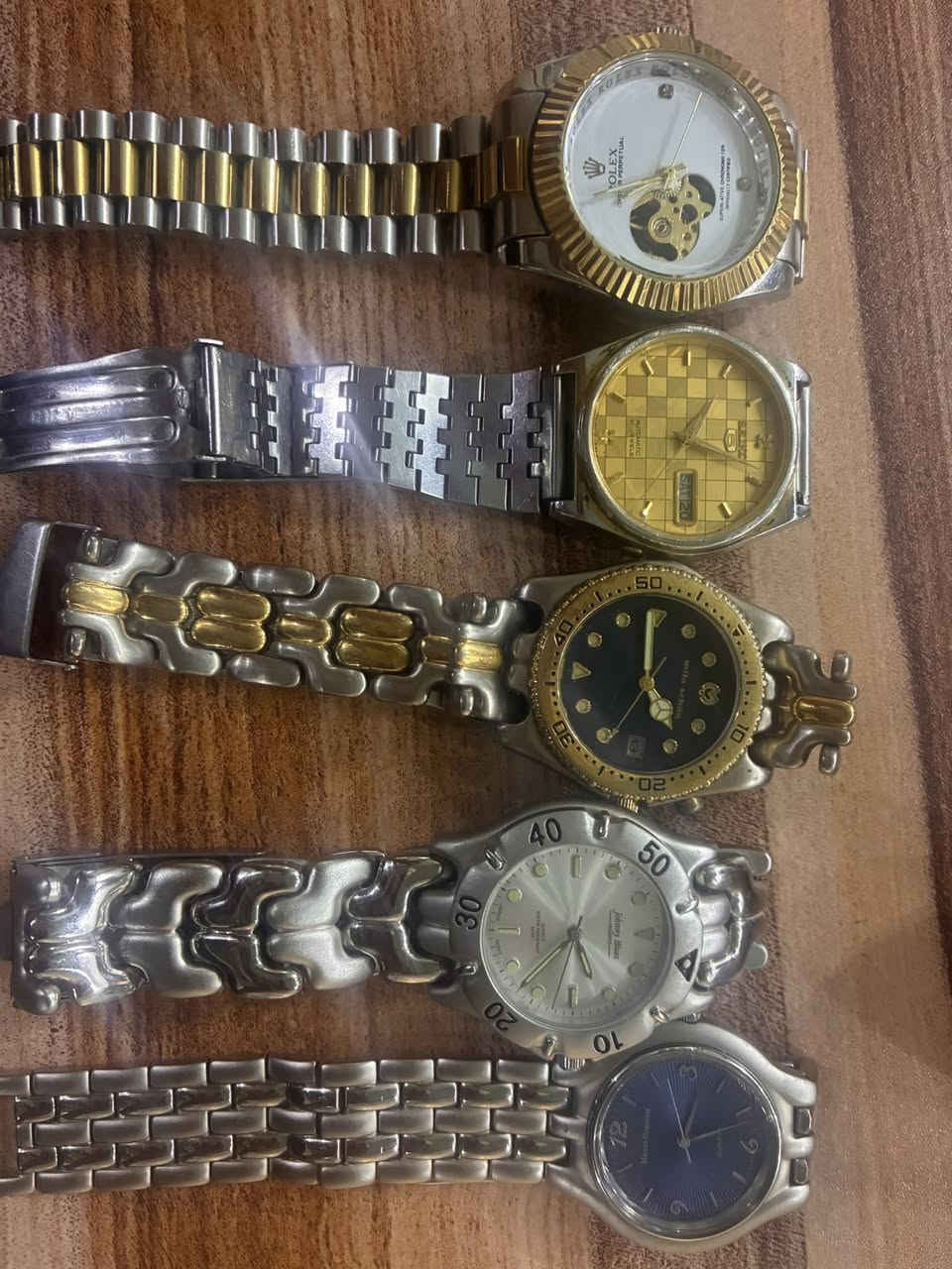 سلام عليكم خمس ساعات باله ياباني بس  الرولكس كوبي ٣ كوارتز وثنين اوتو كلهم شغالين بس قطعه وحده نقص بطاريه. الي يفيدو على باب الله بسعر مناسب ابيع ل اعلى سعر وبلعافيه


**إذا كنت صاحب هذا الإعلان وتريد حذفه لأي سبب، رجاءا أرسل رسالة إلى الدعم الفني**