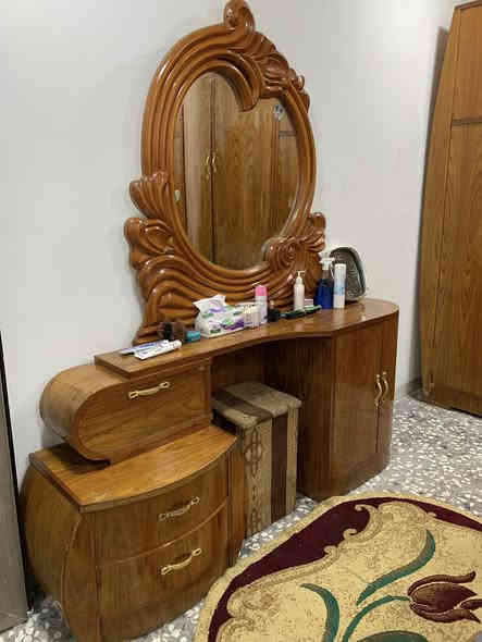 للبيع غرفه خشب صاج غرفة حلوة ونظيفة للاتصال ***********
