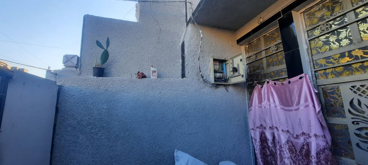 السلام عليكم بيت بحي الكوفه مساحه ١٠٠متر وجهه ٥ ونزال ٢٠ بيت كامل كامل موصفات الف متصرف علي 
كاشي سيراميك وبياض  وصطوح ثنين شتايكر ولبخ  حته صطح ملبوخات لبيت ابيعه كامل ٢تنكي وكيزر وسبلت توست ٢طن  ومغسله وماطور مي وثلاجه كاونتر تركي كامل  بلازمه عداد ٢ وحده ٥٠ وحده ٣٢  كهربائي ومي ومجاري حديث وتبليط ومقرنص(  قرب اسواق ادم  موبيل ***********)
