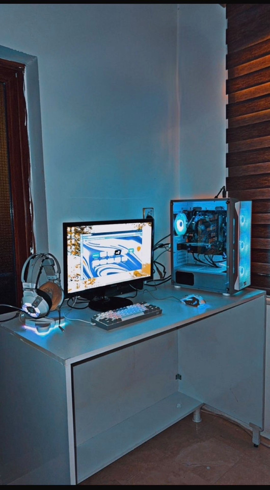 بيع تجميعة بي سي قيمنق متكاملة (PC Gaming Setup) بحالة ممتازة 🔥
السلام عليكم شباب، للبيع تجميعة حاسبة قيمنق متكاملة مع كامل ملحقاتها، الحاسبة نظيفة جداً وشغالة وما بيها أي نقص، وجاهزة للألعاب القوية والمونتاج.
المواصفات الكاملة (Specifications):
 المعالج (CPU): AMD RYZEN 5 3600 (3.6GHz / 32M Cache, 6 Cores / 12 Threads)
 المبرد (CPU Fan): FAN CPU AMD AIR (المبرد الأصلي)
 المذربورد (Motherboard): M.B ASUS B450M-A PRIME AMD
 كارت الشاشة (GPU): GIGABYTE GTX 1650 LOW PROFILE OC D6 (4GB GDDR6)
 الرامات (RAM): CRUCIAL 16GB (2x8GB) DDR4 3200MHz
 التخزين السريع (SSD): LEXAR SATA 128 GB (للنظام وإقلاع سريع)
 الهارد (HDD): TOSHIBA 1.0 TB 7200 RPM SATA (لخزن الألعاب والملفات)
 الباور سبلاي (Power Supply): FSP HYPER K 600W 85%
 الكيس (Case): XIGMATEEK GAMING X ARCTIC 3FAN WHITE (كيس أبيض مميز مع 3 مراوح تبريد وإضاءة RGB)
الملحقات المشمولة بالبيع:
 شاشة سامسونج (Samsung Monitor).
 كيبورد ميكانيكي مدمج (RGB Mechanical Keyboard) باللون الأبيض والأخضر المينت.
 ماوس قيمنق RGB متناسق مع الكيبورد.
 سماعة رأس قيمنق (Gaming Headset) باللون الأبيض مع قاعدة إضاءة.
ملاحظات إضافية:
 الحاسبة مفرمتة ومنصب عليها ويندوز جديد وجاهزة للاستخدام المباشر.
 الأداء ممتاز في ألعاب مثل (GTA V / FiveM, Fortnite, PUBG) وغيرها.
📌 السعر: [مليون وميه]
📌 المكان: [بغداد]
📌 للتواصل: الخاص مفتوح أو الاتصال على الرقم: [***********]

