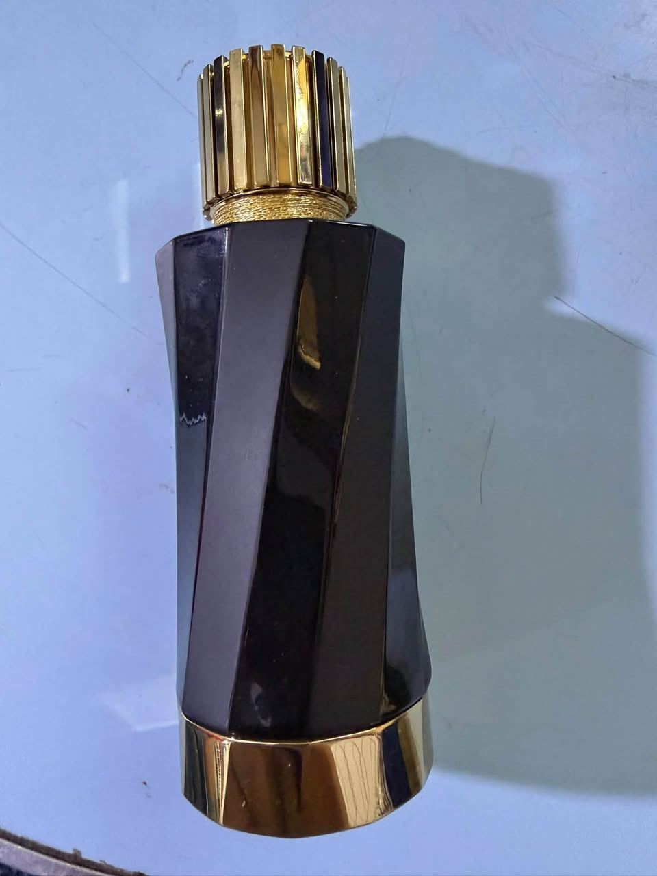عطر versace للبيع مستعمل نص بسعر ١٠٠ الف
للاستفسار مراسلة الخاص او الاتصال ***********
عطر Figue Blanche من مجموعة Atelier Versace هو عطر زهري-فاكهي للجنسين، يستحضر أجواء صيف البحر الأبيض المتوسط.المكونات الأساسية:الافتتاحية: التين الأبيض الطازج، اليوسفي (الماندرين) الإيطالي، والبرغموت.القلب: زهر البرتقال (النيرولي)، الياسمين، وبتلات الورد.القاعدة: خشب الأرز والمسك الأبيض لتمنح العطر عمقاً ونظافة.
