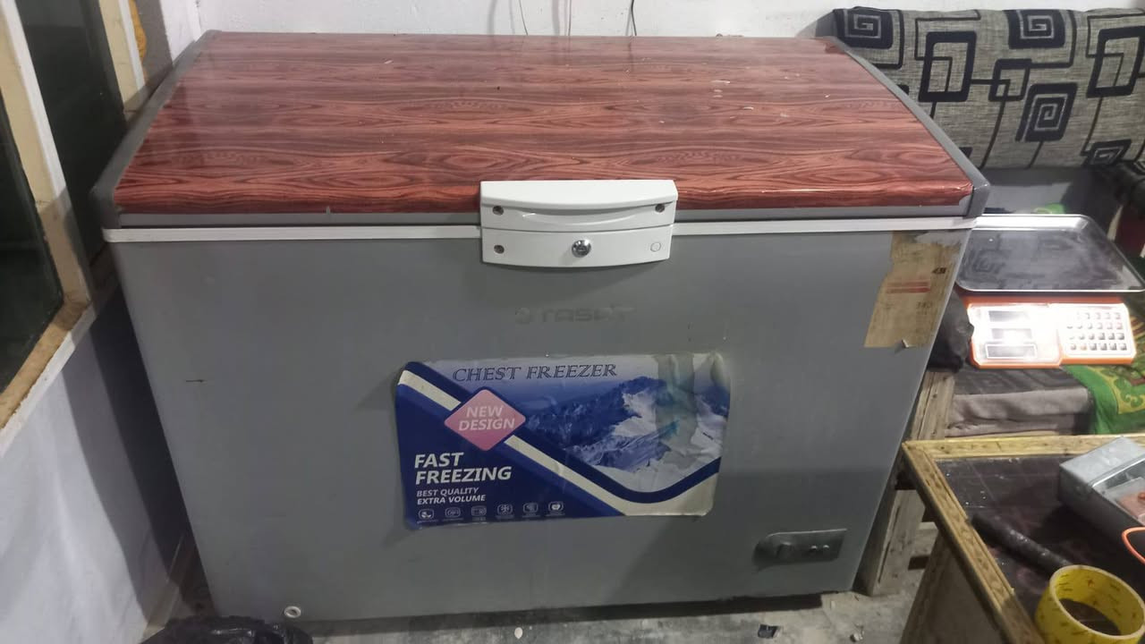 السلام عليكم
براد بيبسي نوعية ايگور 300 الف 
مجمده شغالة شرط التجميد 250 الف 
العنوان حي المختار قرب معمل الطرشي 
***********
