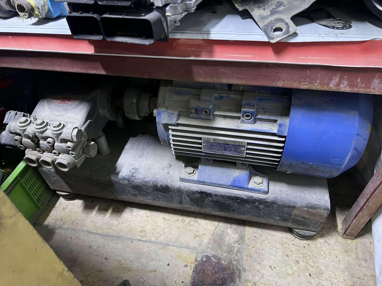 جهاز شفط دهن +جهاز نايتروجين+مضخة غسيل ايطالي 5ونص حصان سنكل في.  جك 3 طن. عربة صيانة تبريد السيارات. جميع الاجهزه بحالة ممتاز. مكاني بغداد الكرادة شارع العطار. ***********
