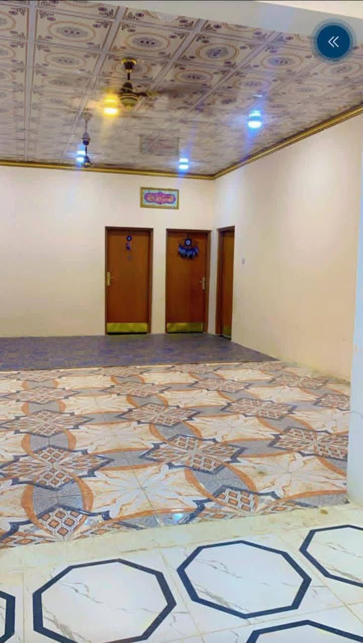 البيت جاهز ترميم جديد ماء كهرباء صبغ سقوف ثانويه كله جديد يحتوي على 5 منام حمامات خارجيه وداخليه ترك خلف البيت كراج جبير + صالتين وحده استقبال والثانيه موزع على الغرف ديوان مساحه 10*5 العنوان الزبير خلف المعارض منطقه كلش حلوه وهدوء البيت على شارع تبليط ركن السعر 85 (***********)
